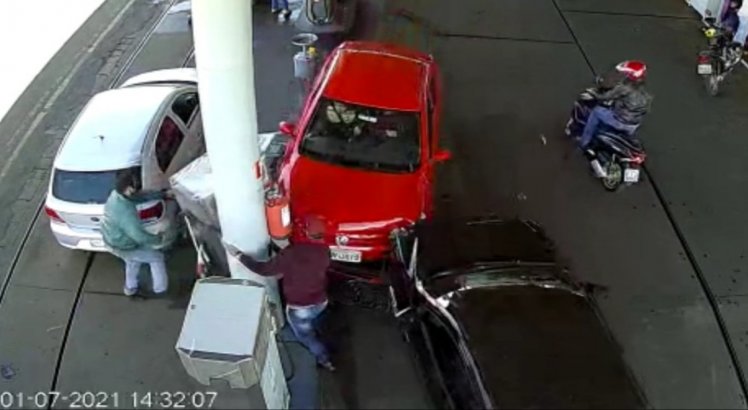 Vídeo: motorista confunde pedais e provoca acidente em posto derrubando bomba de combustível