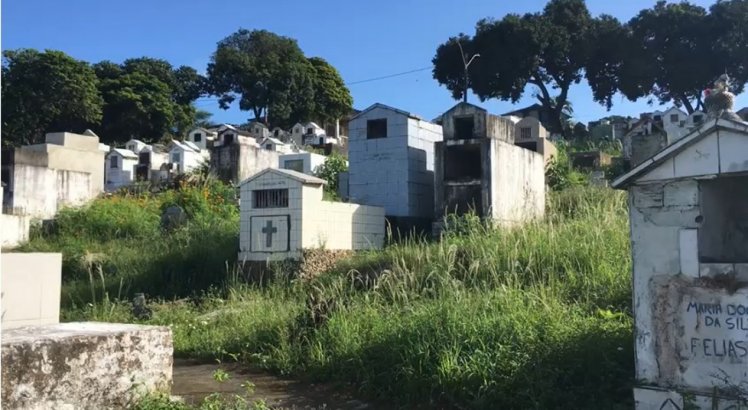 Cemitérios de Jaboatão completamente abandonados: veja no Meio-Dia