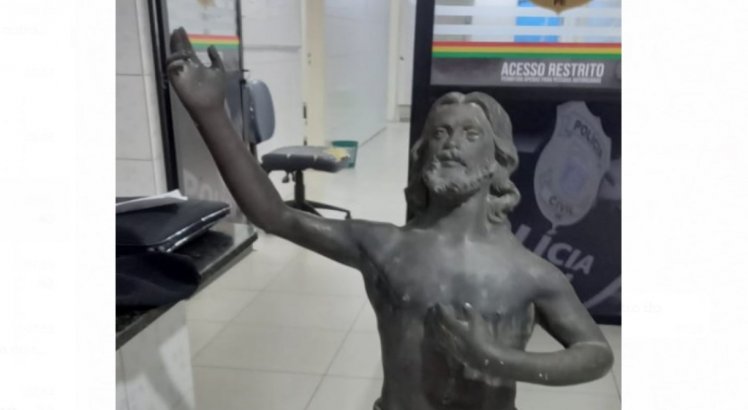 Homem é preso suspeito de furtar estatueta de bronze de Jesus Cristo em cemitério de Caruaru