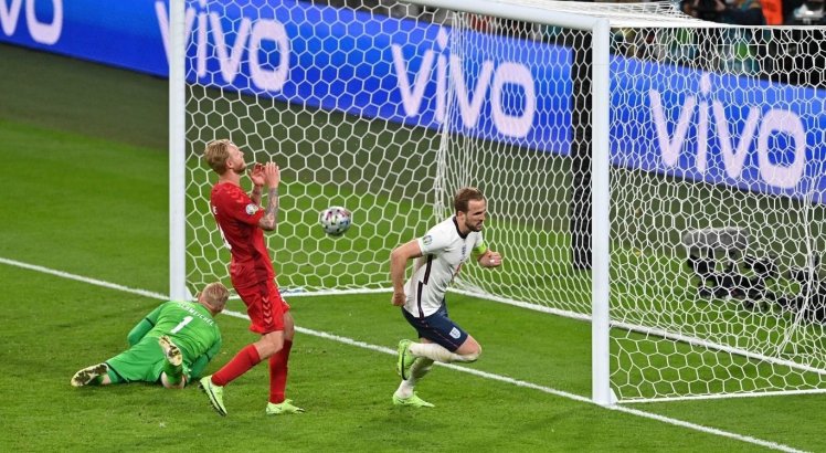 Uefa pode punir Inglaterra por uso de caneta laser contra Schmeichel