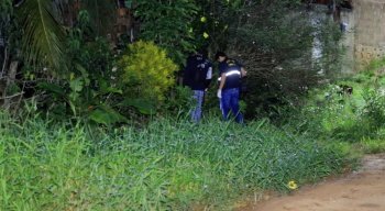 Policiais Civis e peritos da Polícia Científica estiveram na casa onde a mulher grávida foi assassinada