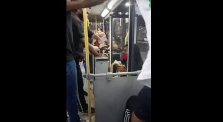 VÍDEO: Desempregada e sem passagem, mulher é expulsa a ponta pés por fiscais de ônibus no Recife