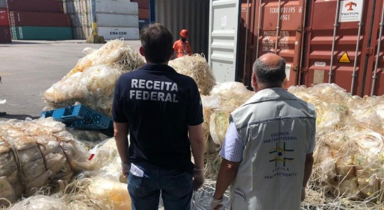 Bolsas para sangue e mangueiras: Receita Federal apreende lixo hospitalar oriundo da Europa no Porto de Suape