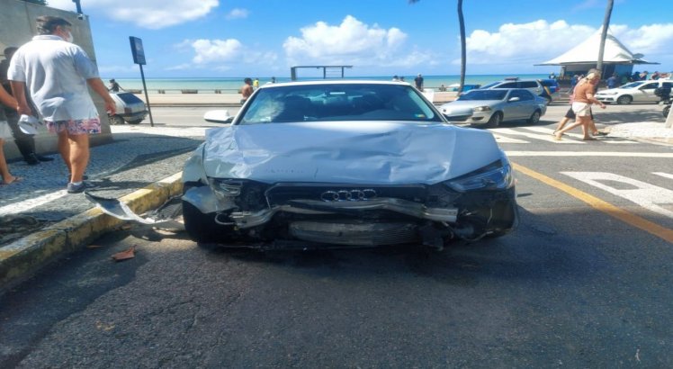 Acidente envolvendo carro de luxo deixa feridos na Avenida Boa Viagem, na Zona Sul do Recife