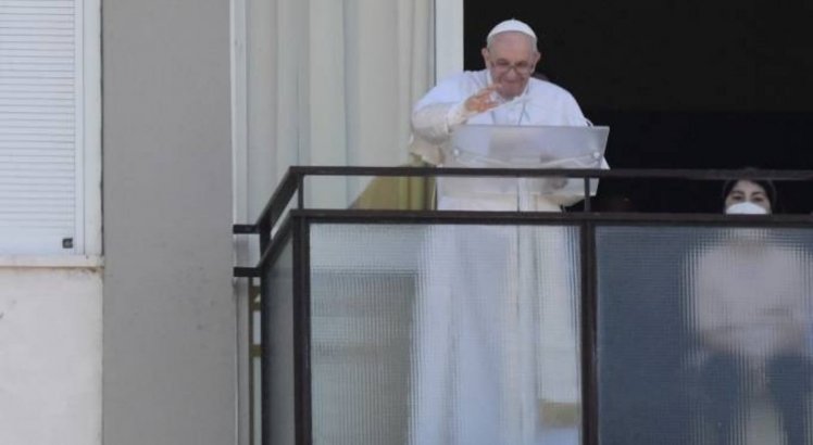 Papa Francisco faz oração da janela do hospital em aparição pela 1ª vez após cirurgia