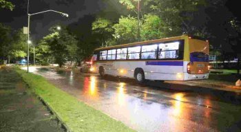 PM sai ferido de assalto a ônibus na Joana Bezerra