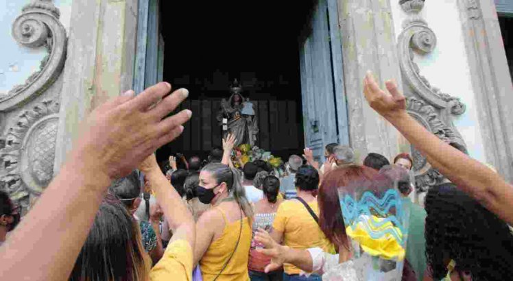 Devotos rezam por Nossa Senhora do Carmo, a padroeira do Recife