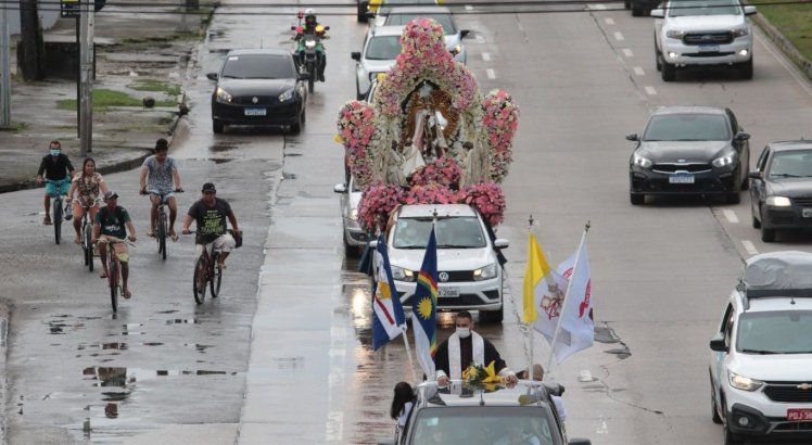 Devotos de Nossa Senhora do Carmo participam de carreata pelas ruas do Recife