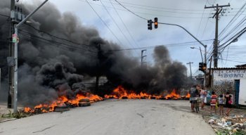 Populares realizam protesto no bairro de Sítio Novo, em Olinda