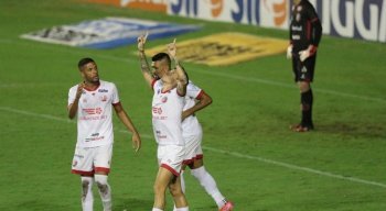 Em noite inspirada, Jean Carlos comandou a vitória do Náutico