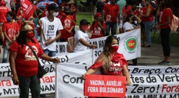 Manifestantes voltam às ruas contra Jair Bolsonaro, no Recife, neste sábado (24)