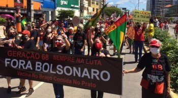 Militantes contra a ditadura militar participam de protesto contra Bolsonaro no Recife