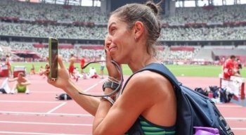 Simone Ponte Ferraz chorou ao entrar no estádio onde acontecem as provas do atletismo durante as Olimpíadas de Tóquio.