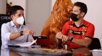 Hernanes conversa com o presidente do Leão, Leonardo Lopes
