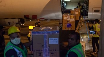 As 19 caixas térmicas, contendo 98.280 unidades do imunizante foram desembarcadas no Aeroporto Internacional do Guararapes