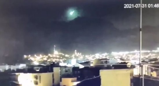 O tom esverdeado do céu provocado pelo meteoro pode ter sido causado pela quantidade de níquel contido na rocha espacial