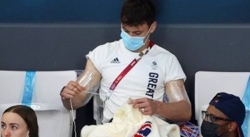Tom Daley fez suéter enquanto esperava para competir nos saltos ornamentais