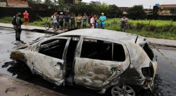 O veículo estava estacionado na contramão. O fogo consumiu praticamente tudo.