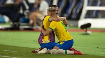 Matheus Cunha e Richarlison se abraçam após vitória do Brasil contra a Espanha
