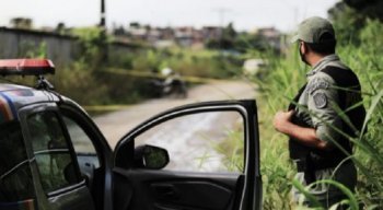 A criança aparenta ter entre 10 e 12 anos