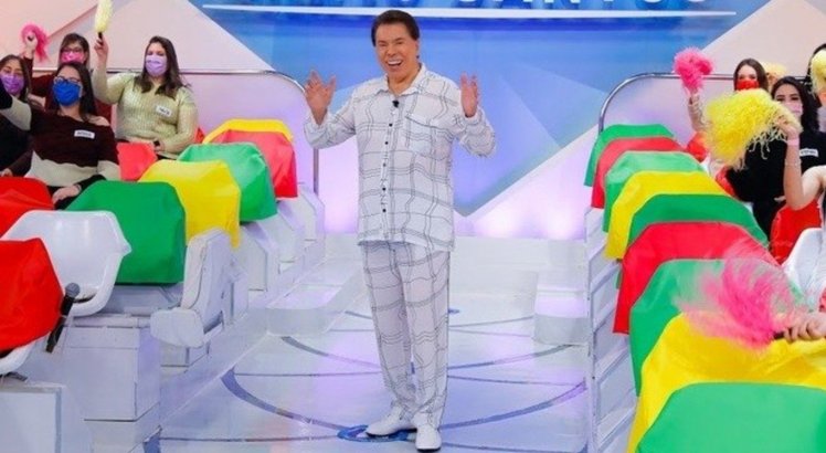 Silvio Santos apresentou o programa de pijama