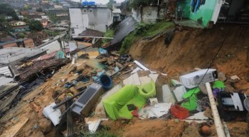 Casas ficaram destruídas em deslizamento de barreira no Recife