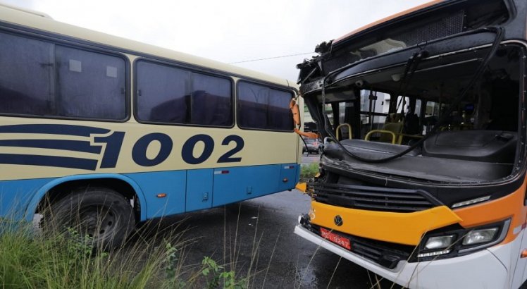 Idoso fica ferido em colisão entre dois ônibus na PE-15, em Paulista