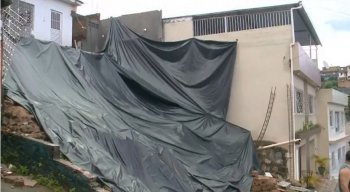 Os moradores estavam dentro da residência, quando ouviram pequenos estrondos.