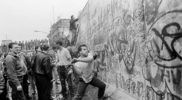 Morador destrói Muro de Berlim após anos de divisão 