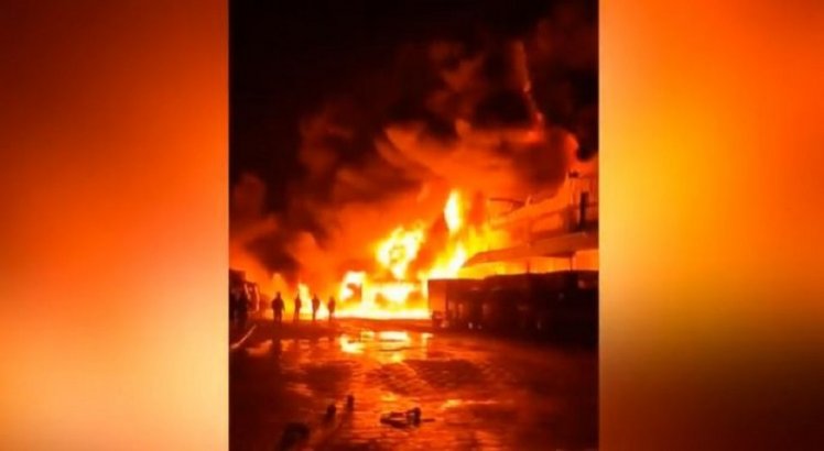Veja as imagens impressionantes de incêndio de grandes proporções que destruiu galpão na BR-101, em Prazeres, Jaboatão dos Guararapes