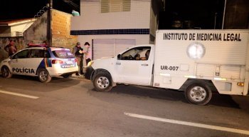 Polícia esteve no local do crime, na Imbiribeira, fazendo o levantamento das informações