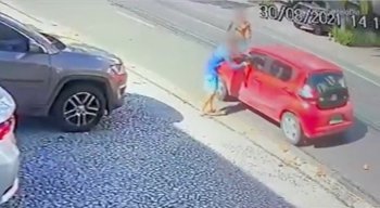 O motorista seguia devagar, pela faixa esquerda da via.