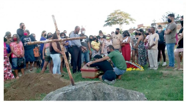  Enterro aconteceu no Cemitério de Águas Compridas, em Olinda, no Grande Recife, na tarde desta quinta-feira (2).