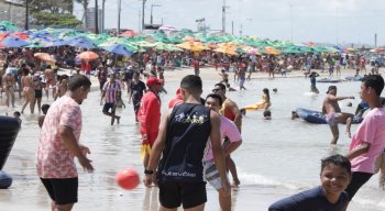 Banhistas aproveitam véspera do feriado para ir à praia
