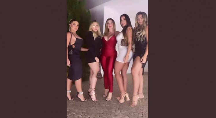 Modelo Ester Ana e outras quatro mulheres exibem looks do evento no sábado à noite.