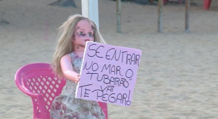 A 'boneca do terror de Afogados', na praia de Piedade