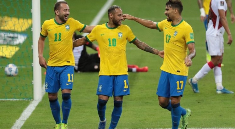 Everton Ribeiro (E) e Neymar (C) marcaram os dois gols do Brasil, no primeiro tempo, diante do Peru