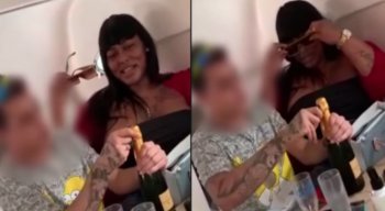 Madame Satã ostenta bebidas e maço de dinheiro em vídeo que circula na Internet.