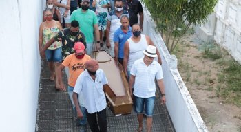 Quando moradores e a polícia chegaram ao local do crime, ela já estava morta
