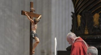 Papa Francisco faz oração diante da Cruz.