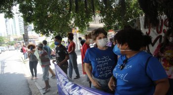 Manifestantes fazendo protesto em frente ao local no Recife que ocorre interrogatório de Sarí Corte Real
