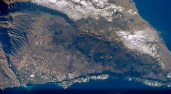 Com uma erupção explosiva, a onda de choque provocaria a formação de tsunamis que atingiriam todo o Atlântico, dos Estados Unidos ao sul do Brasil.