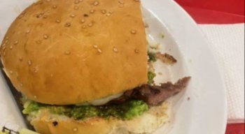 Mulher diz ter mastigado um dedo ao comer em restaurante
