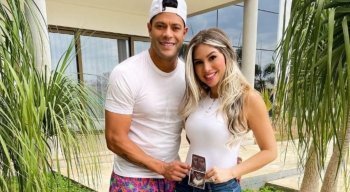 Hulk e Camila Ângelo anunciam gravidez