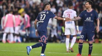 Neymar e Messi se cumprimentam depois de gol marcado pelo PSG.