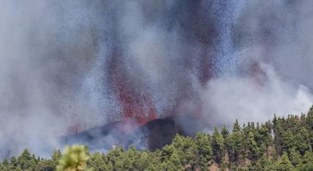 A erupção é de pequeno porte e até o momento não há alerta de tsunami