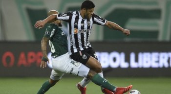 Hulk e Felipe Melo disputam a bola durante jogo entre Palmeiras x Atlético-MG