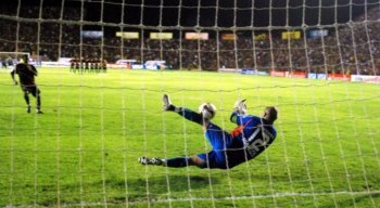 Marcos defendeu três pênaltis na disputa contra o Sport na Libertadores de 2009.palme
