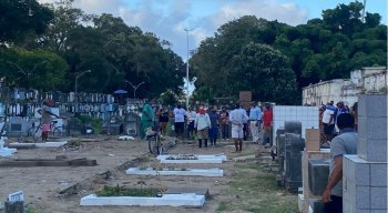 Enterro aconteceu no Cemitério de Santo Amaro, na área central do Recife.
