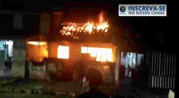 Incêndio de grandes proporções atinge casa em Santo Amaro